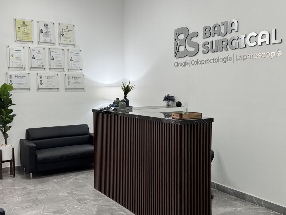Recepción del consultorio con los certificados del doctor