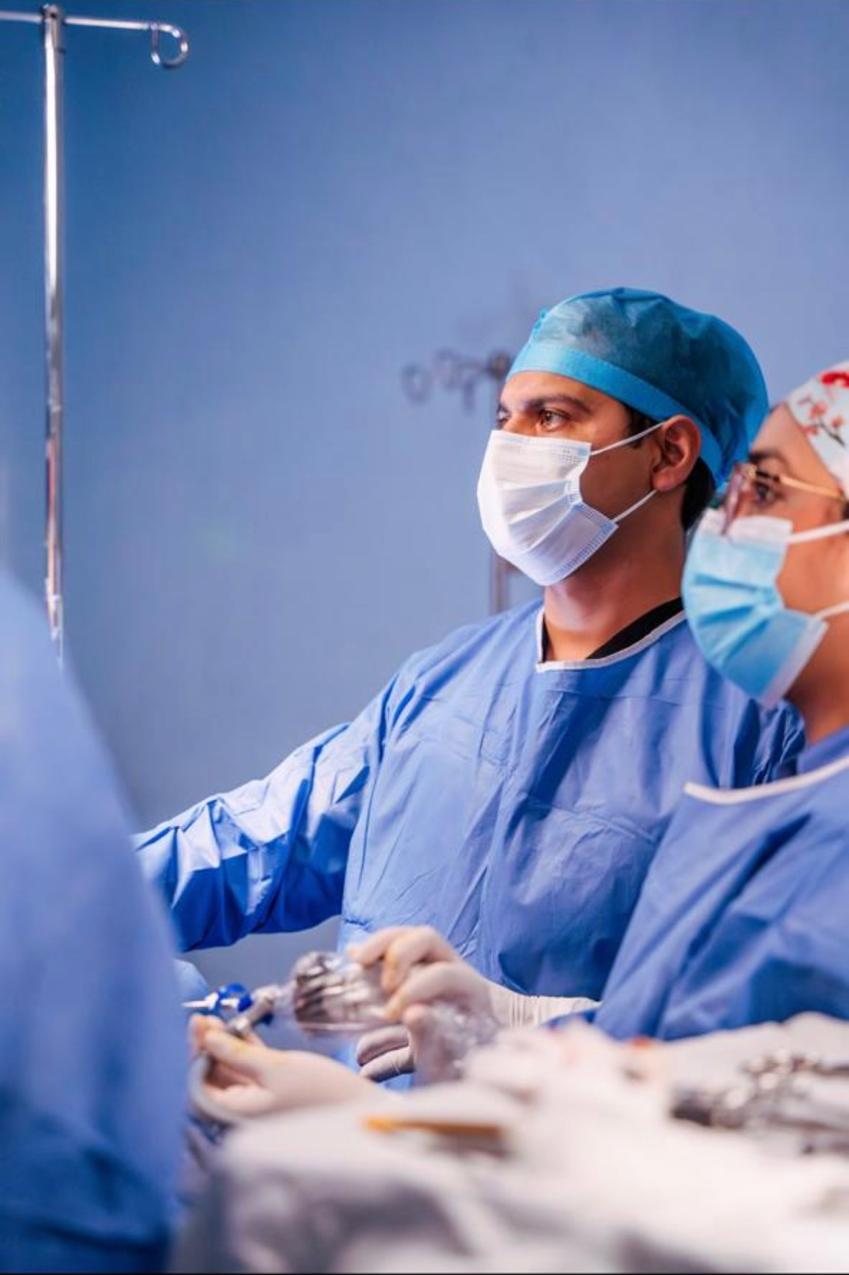 Dr. Agustín Cervantes operando en quirófano